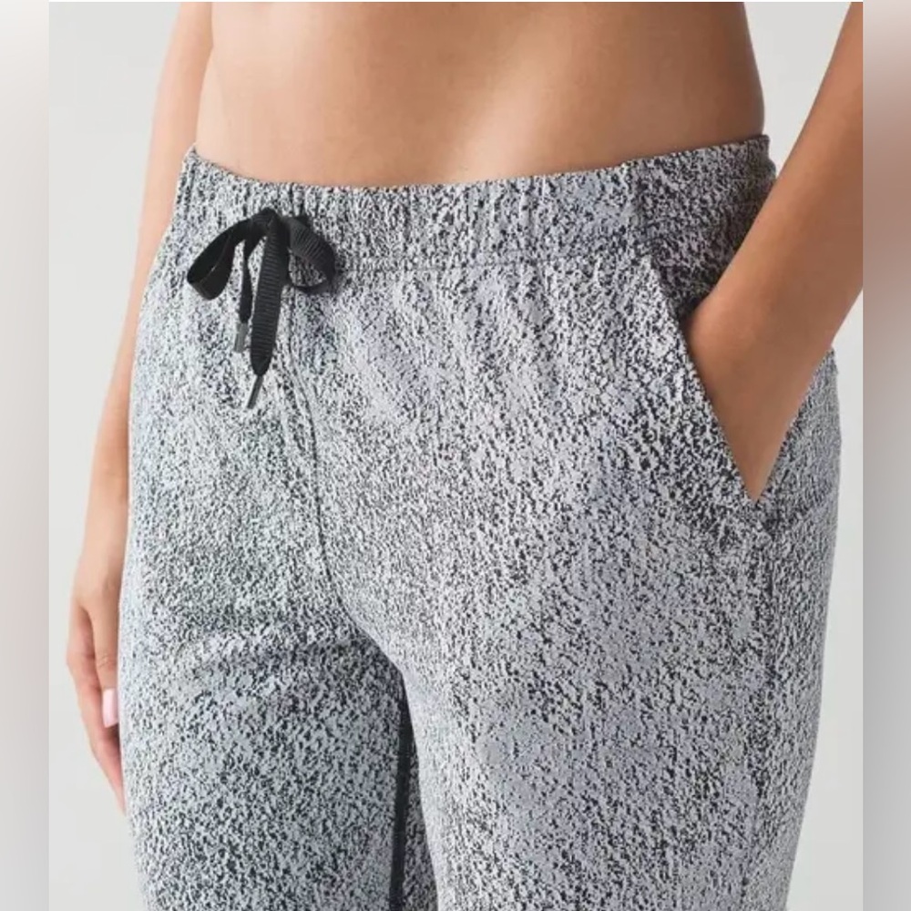 Lululemon‎ Jet Pant Size 6 Stretch Power Luxtreme Spray Jacquard White Black